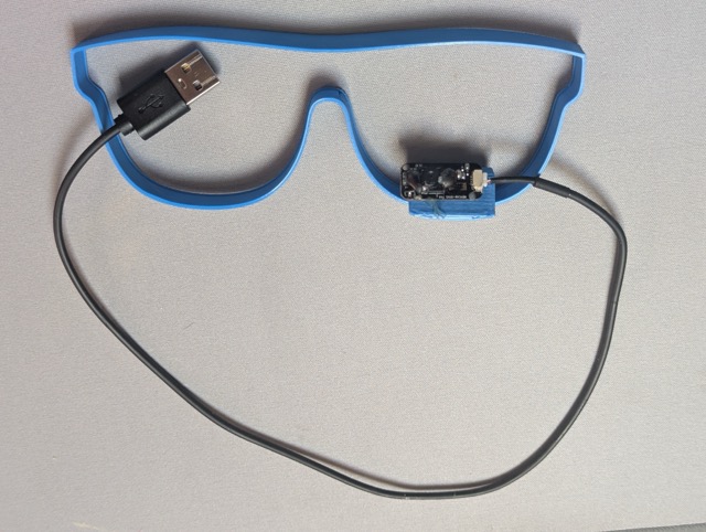 Marco impreso con Impresora 3D para las gafas de realidad aumentada con la c&aacute;mara para el seguimiento ocular.